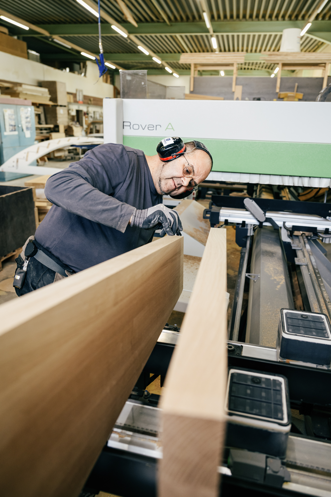 Ein Schreinermeister beim Fräsen der Treppenstufen an der CNC