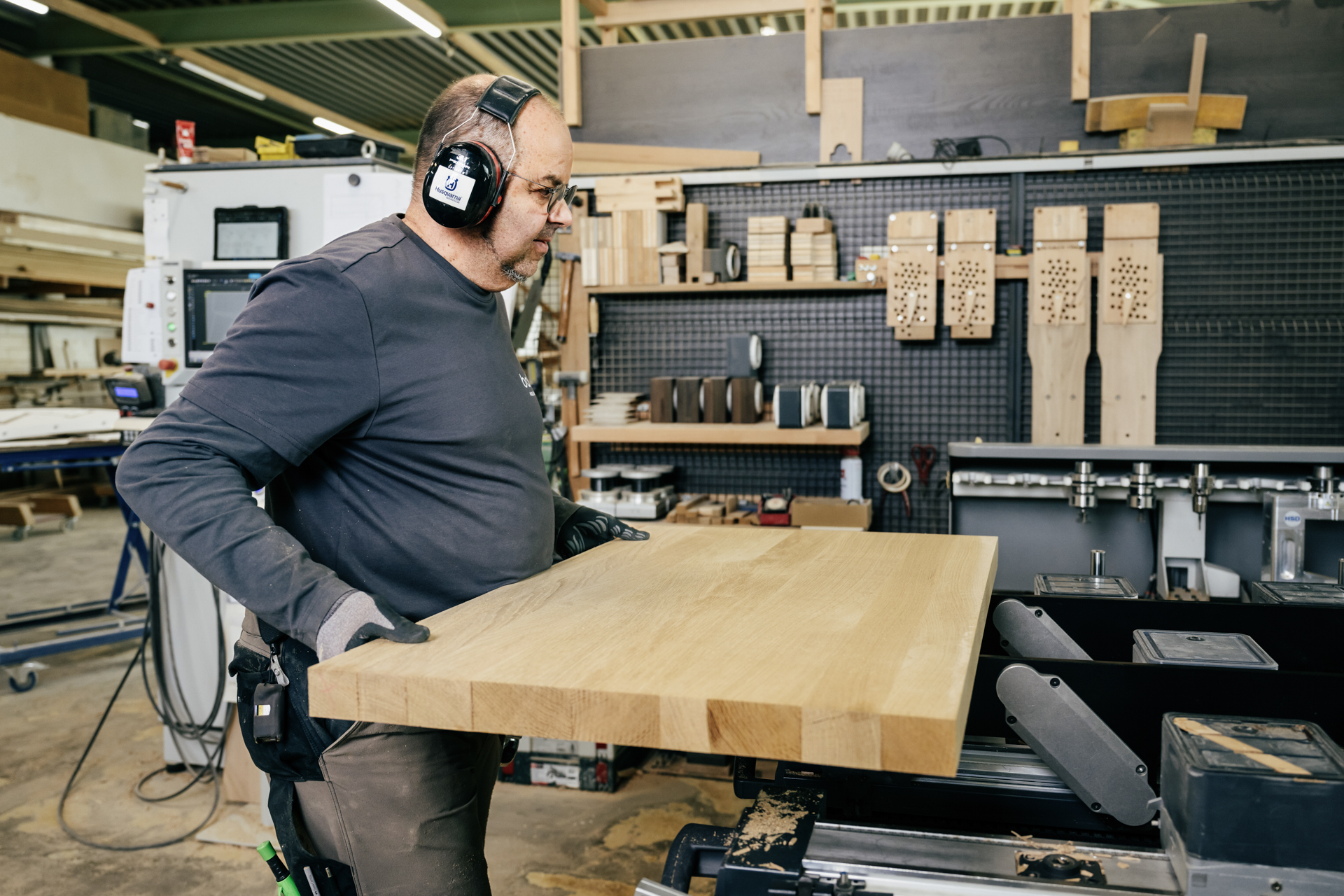 Tischlermeister bei der Arbeit an der CNC-Maschine