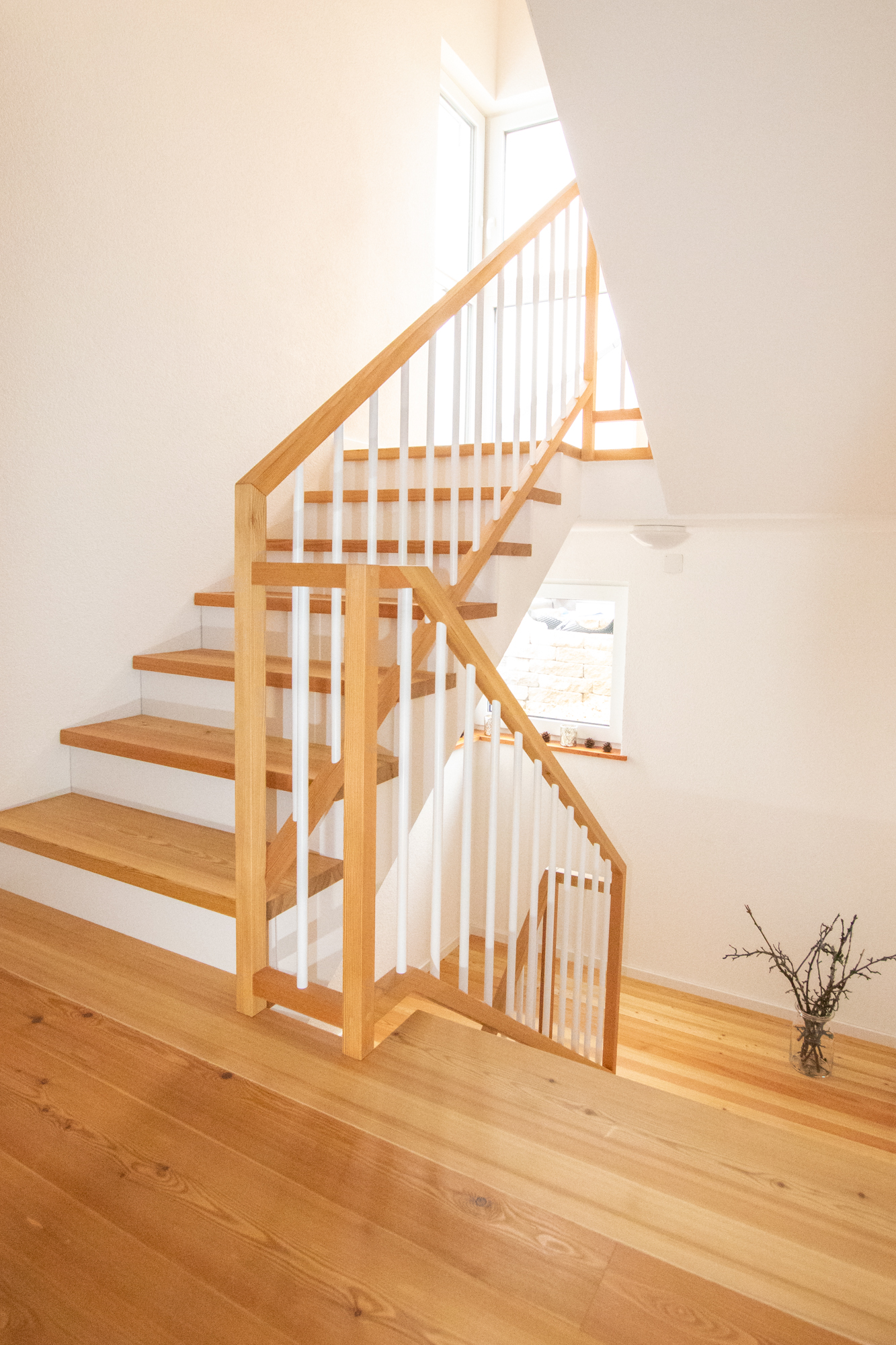 Betontreppe mit Podest mit Lärchenholz im Landhausstil verkleidet
