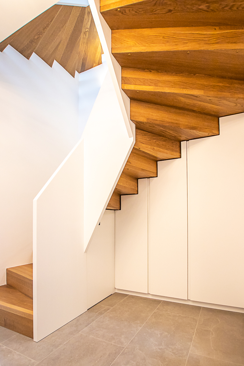 Moderne Holztreppe mit maßgefertigtem Unterschrank für eine clevere Raumnutzung