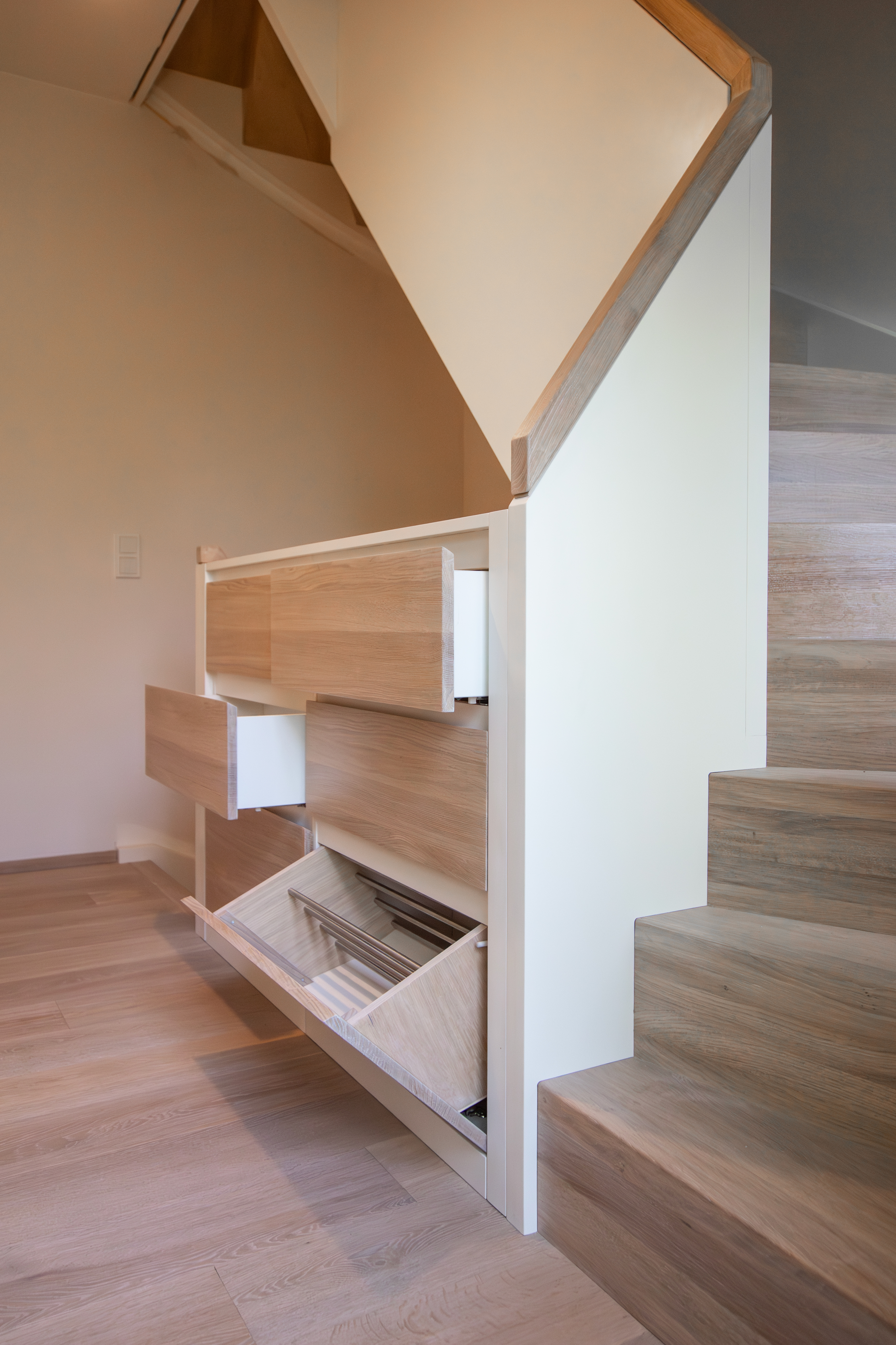 Treppe mit integriertem Schrank