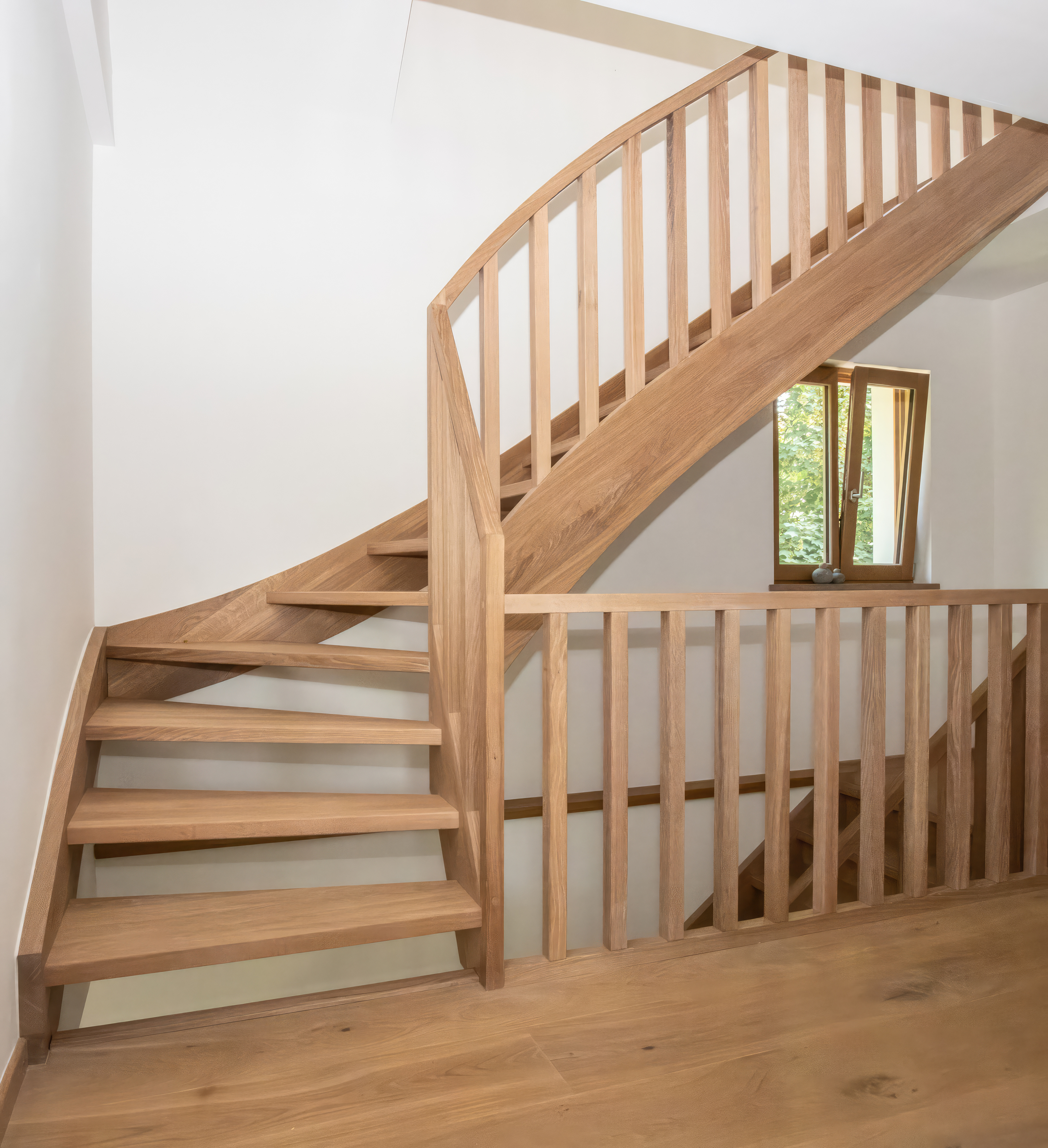 Wangentreppe aus massiver Eiche mit eckigem Holzgeländer im modernen Landhausstil
