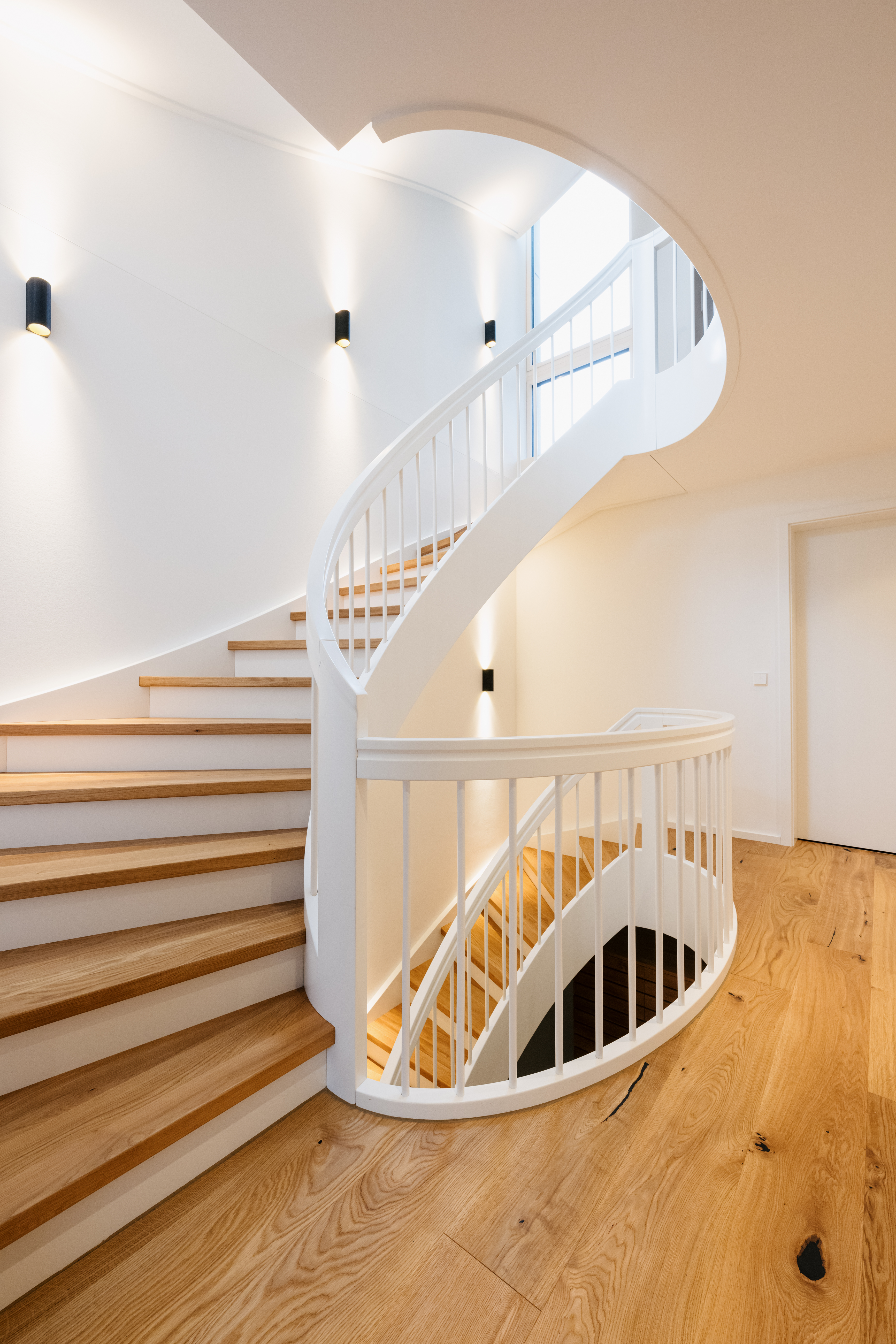 Geschwungene Wendeltreppe aus Holz für ein elegantes Raumdesign