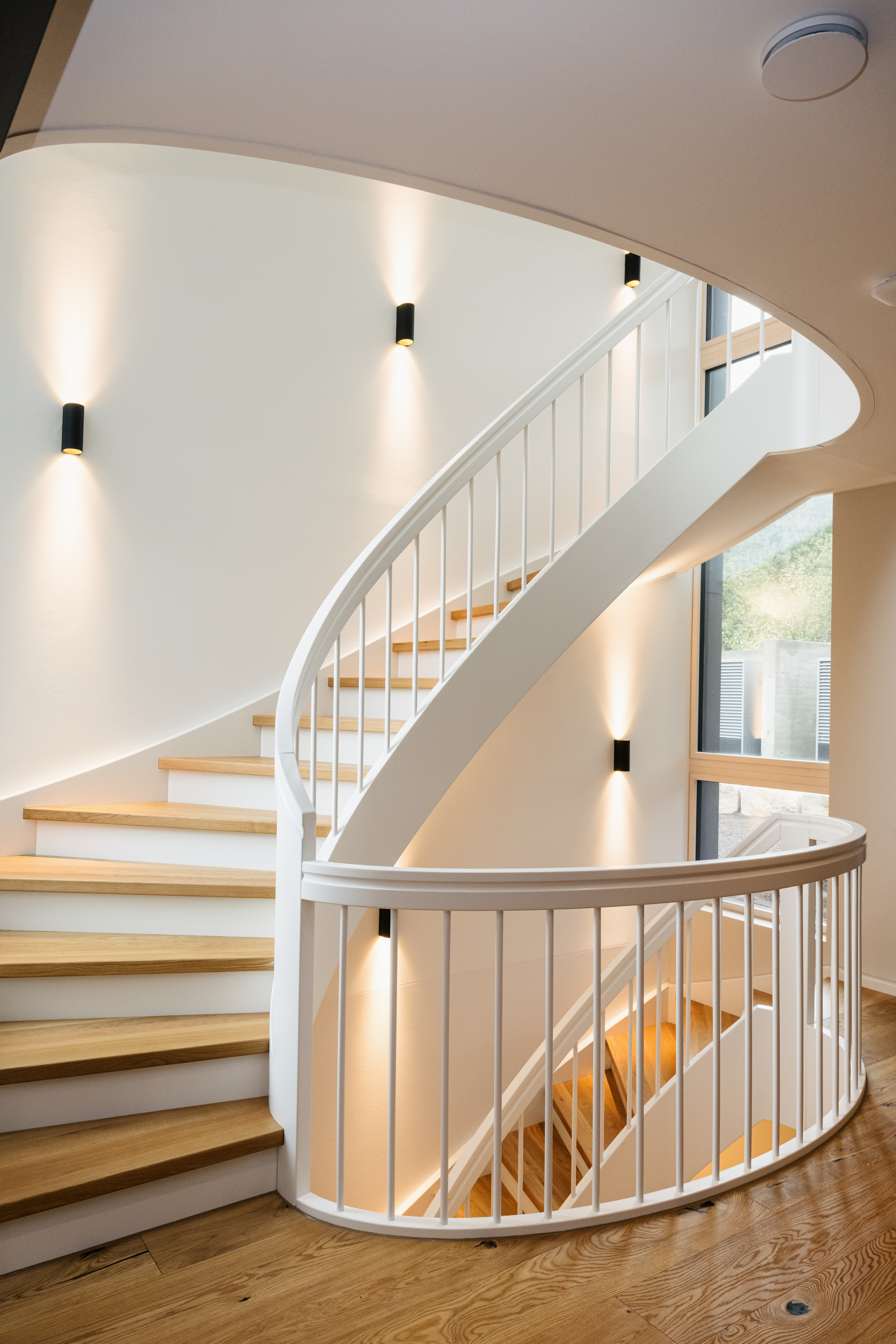 Design-Wendeltreppe mit maßgefertigtem elliptischem Geländer